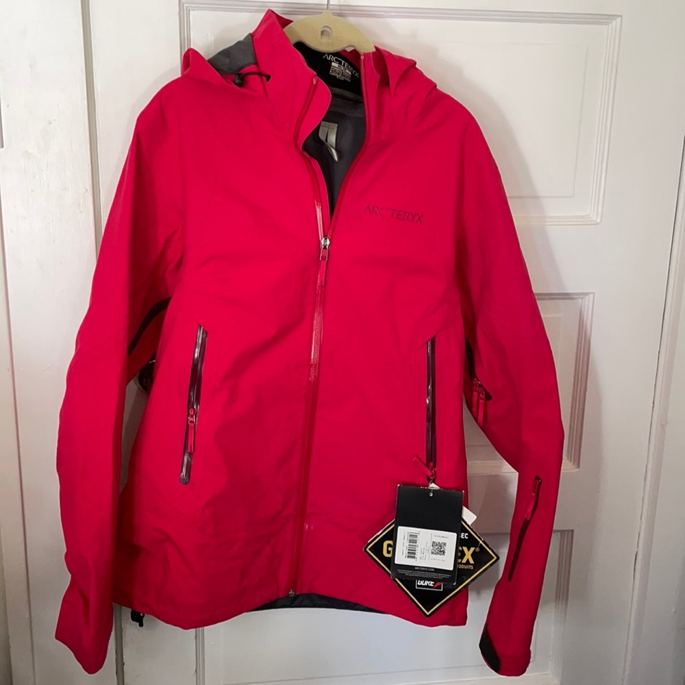 Arc’Teryx Tempest womes jacket in pink tulip. Size M
